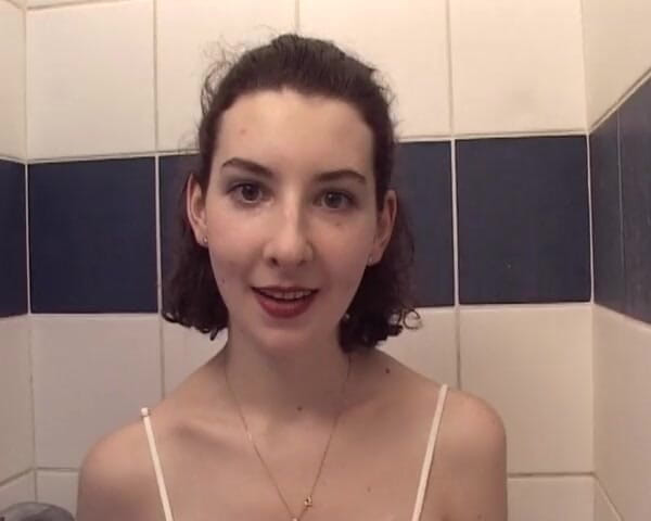 Filles Francaises: Kıllı Fransız genç kız banyoda sikiliyor