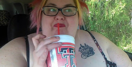 Kitty Delgato: Kouření, obnažování a honění