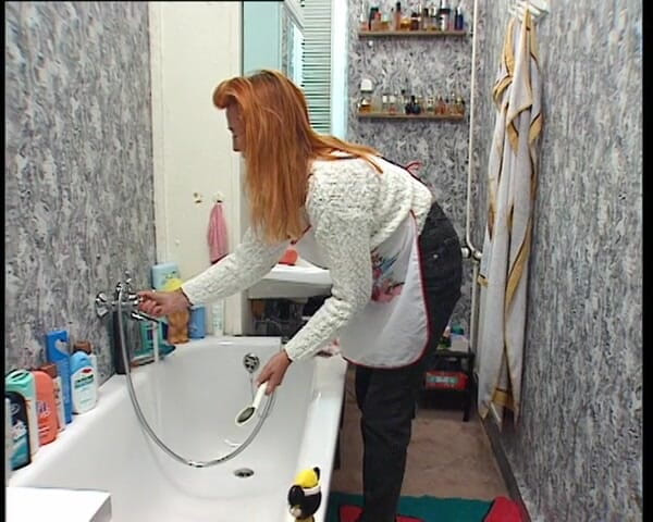 YOUR FIRST PORN: Tante Nina Wichst i Der Badewanne - moster Nina rycker iväg...