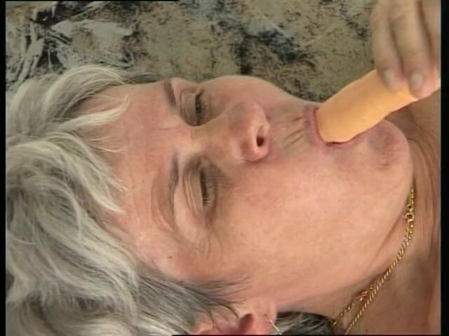 Xfucks: Silver hair mature feeling hot