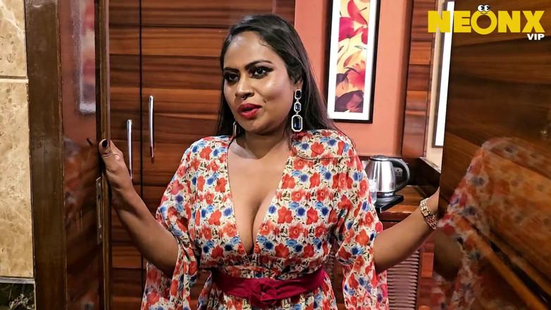 NeonxOTT: Une serveuse indienne excitée se fait baiser par un client...