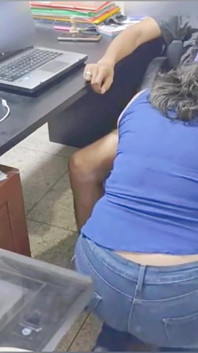 Mi compañero de trabajo quería salir de fiesta pero solo yo puedo follarla