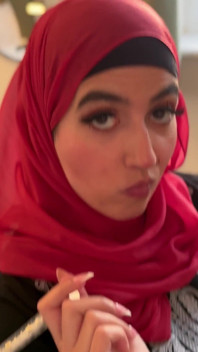 Aaliyah Yasin försöker att inte svälja sina styvbror cum
