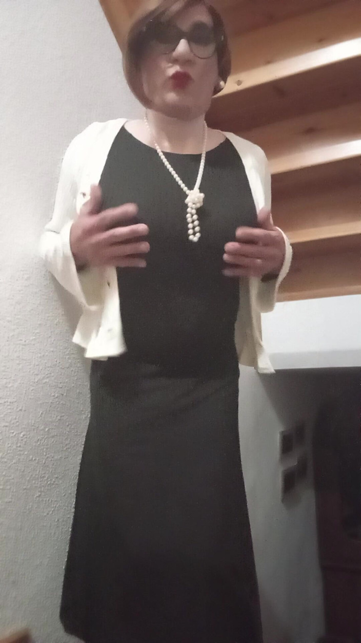 Yusti: Crossdresser chłopiec pokazując swoje krzywe przed lustrem