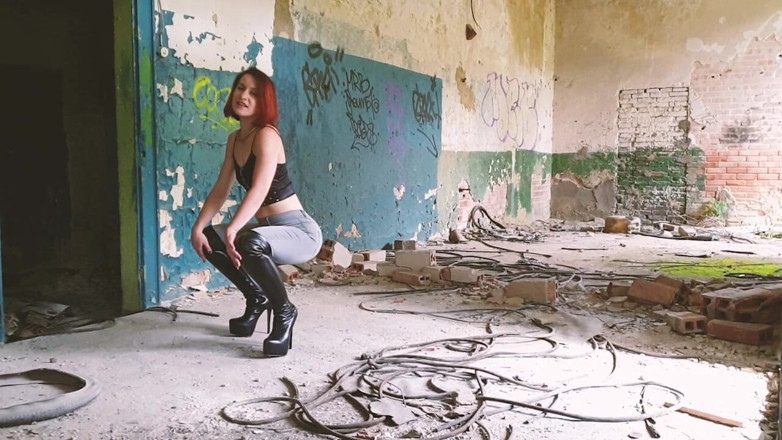 Miss Flora: Buty, dżinsy i miażdżące dokuczają w opuszczonym budynku