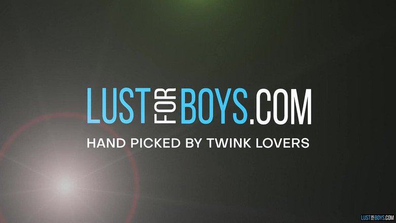 Lust for boys: Un jeune Henry bien monté baise un jouet