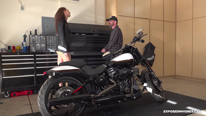 Exposed Whores Media: Biker slet Kendra Cole pijpt kerel