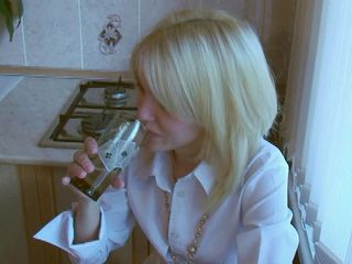 Russian sluts: 那个饥渴的金发女郎不喜欢她男友精液的味道