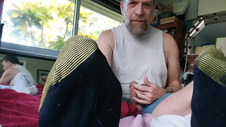 Hairyartist: Pertunjukan ayah tiri dengan kaus kaki goldtoe