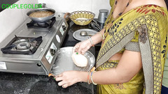 Sexy Komal: Při natáčení Roti tvrdě tlačí, dělá dvě věci najednou