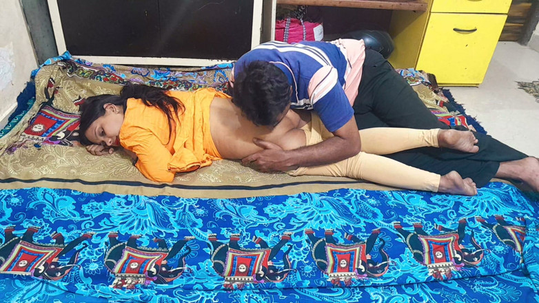 Hot Indian Aunty: Baştan çıkarıcı Hintli teyze ve kocasının özel pornosu