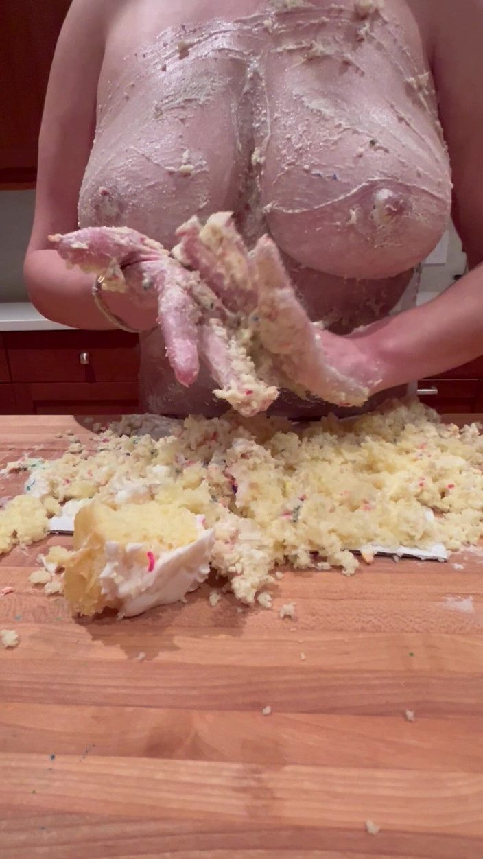 MidnightTease: Üvey anne büyük göğüsleriyle doğum günü pastasını mahvediyor