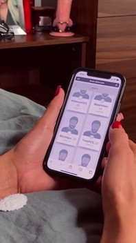 Adeline Murphy es llamada para hacer una mamada a un cliente