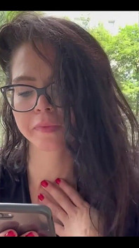 Kouření Během odpovědi na moje onlyfans pro vaše zprávy