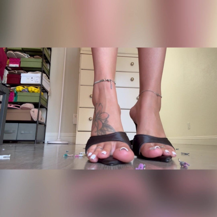 Tan feets: Latina Tanfeets reuzin kleine crush op hakken en op blote...