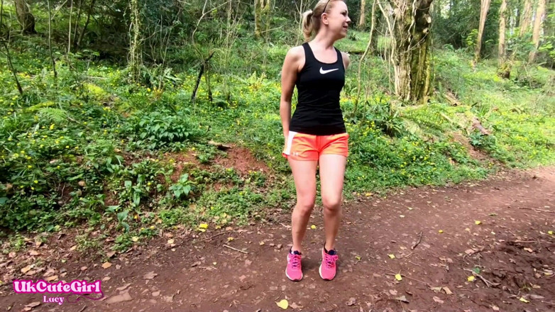 UKCuteGirl Lucy Lauren: I Had to Wee Outside While You Watched: Desperate Out...
