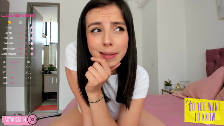 Cute Alice: Söt Alice blir påslagen och tittar på hennes fans skickar...