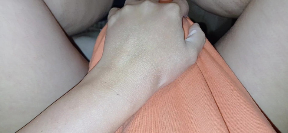 Lesbian-candys: Я трахаю свою соседку в рот под футболкой