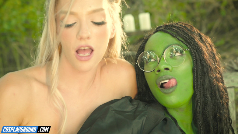 Cosplayground: Ana Foxxx o fute pe Kenna James cu un vibrator...