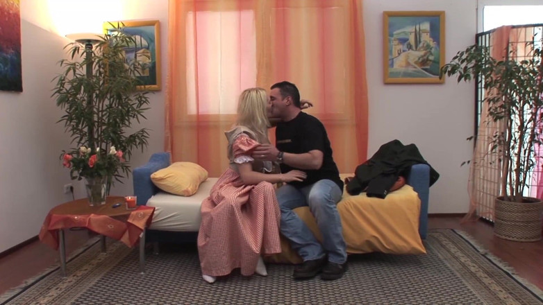 Erotic Pleasure: Blonde loszka zostaje uderzona i bawi się na łóżku