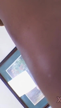 Schattige 19-jarige amateur zwarte tiener met parmantige tieten doet een lekkere sexy striptease