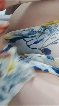 德西继妹在我的沙发上撒尿