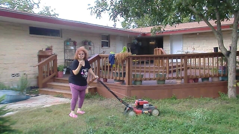 BBW nurse Vicki adventures with friends: Jururawat Vicki Mowing Grass berpakaian kemudian bertelanjang atas