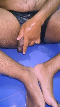 Ragazzo asiatico sud si copre di piscio mentre si sega duramente la doccia