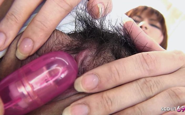 Full porn collection: 阴毛浓密的亚洲苗条少女Hikaru用玩具自慰