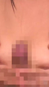 O vânzătoare de asigurări de viață își seduce vânzarea cu sânii ei frumoși