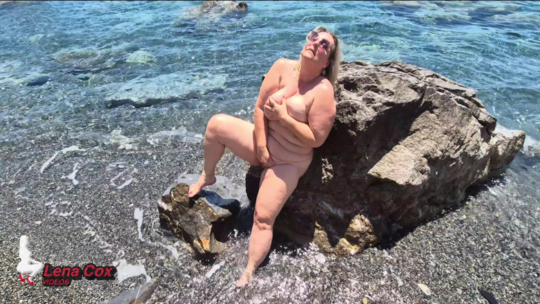 Lena Cox: Masturbação arriscada na praia