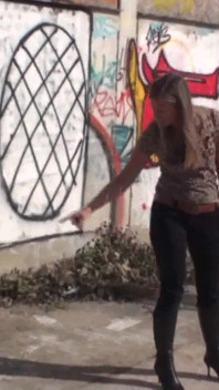 Pateando a un chico cachondo en la calle