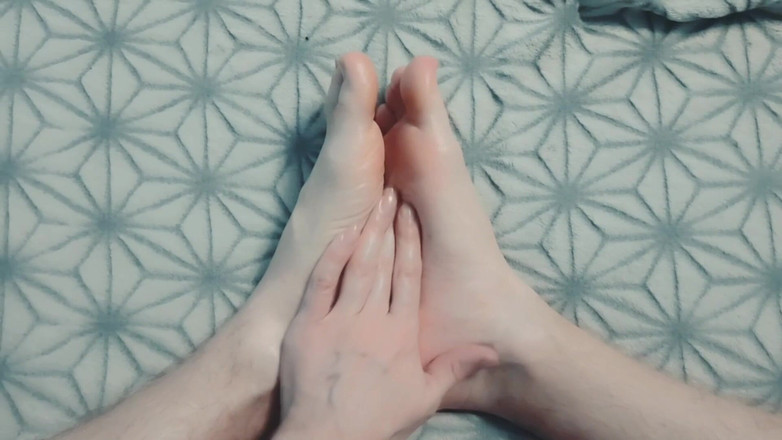 Pasha: Гай Ніжно Масажує Ноги Олією