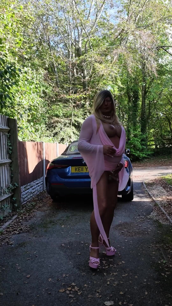 Kellycd2022: Sexy Crossdresser Kellycd2022 in My Sexy Pink Outfit and Heels