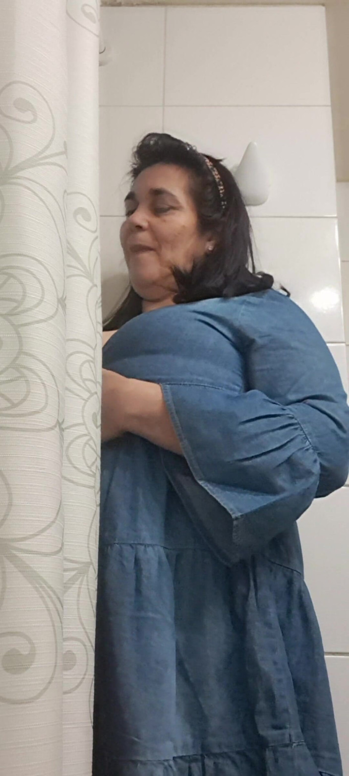 Mommy big hairy pussy: 在你想要看我的浴室里，我很热辣