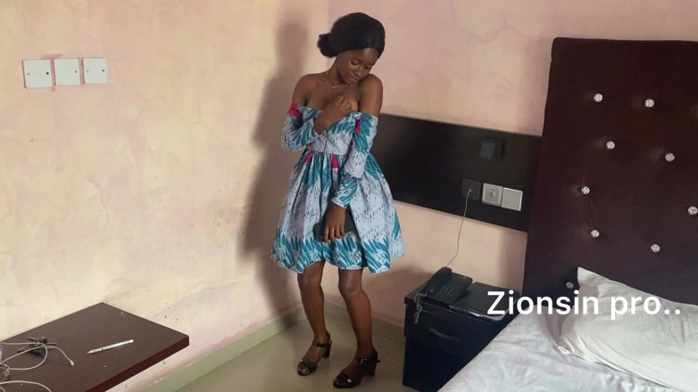Zion: Awek eboni hitam striptis