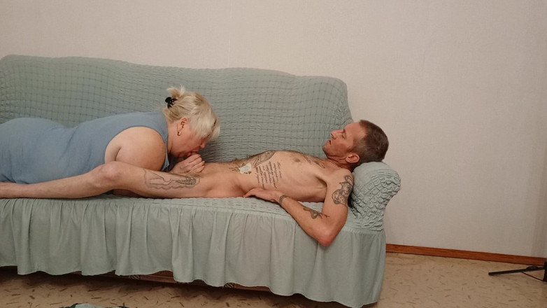 Zona901: Bini menonton sebagai jiran memberikan blowjob mendalam dan menelan air...