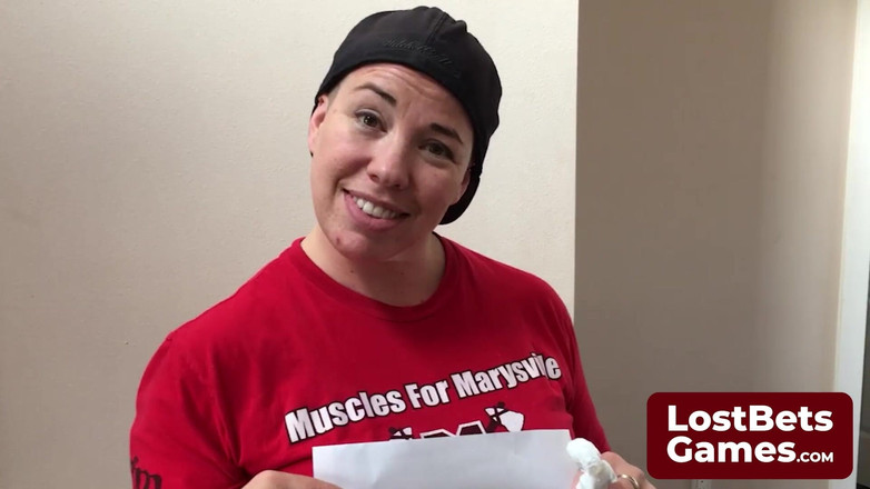 Lost Bets Games: 她在生日那天紧张地站在纹身院外面