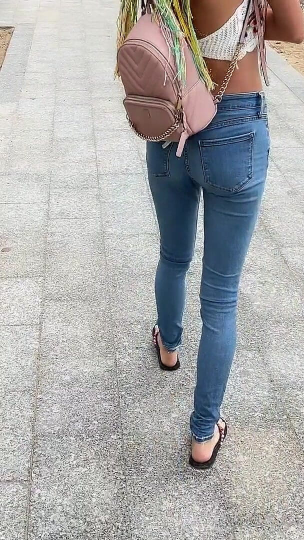 Katty West: Jeans pubblici bagnati nel parco vicino alla spiaggia