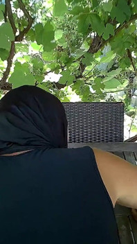 내 친구는 섹시한 무슬림 점프수트에 미쳐 갔어; 그는 젖은 부분에 구멍을 잘라 그 안에 자신의 페니스 붙어