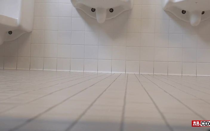 TattedBootyAb: Umumi tuvalette çıplak mastürbasyon yaparken ve osurarak yakalandı - riskli!