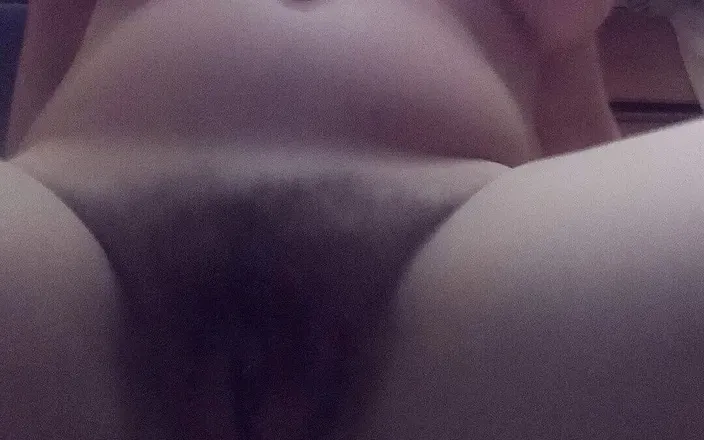 Onlyfansnowfall: Masturbating my delicious pussy