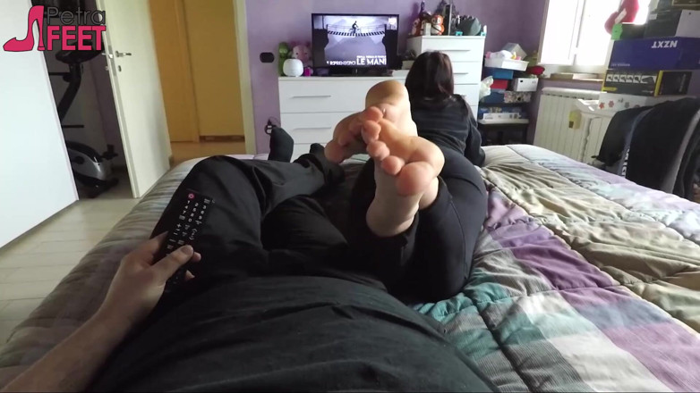 Foot Fetish HD: Сексуальна Петра торкається його ногами