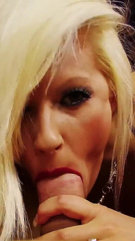 Loira milf Michelle Thorne cavalga e chupa em sessão em primeiro plano