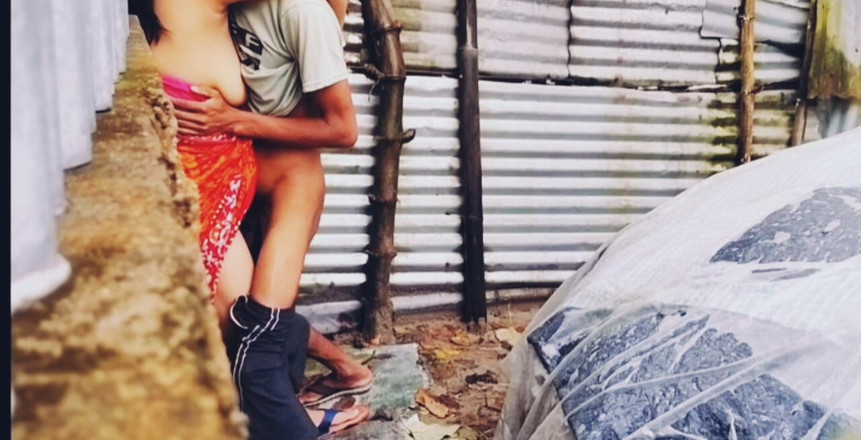 Teensex: สาวอินเดียผมบลอนด์เปิดเผยผัวและให้ devar วัยใสเล่นกับหุ่นของเธอนอกบ้าน