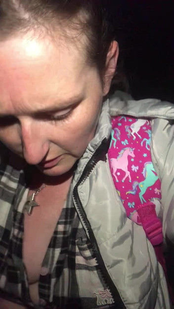 MistressWriggler: रात में चलने के दौरान मेरे स्तनों को आजमाने और ठंडा करने के लिए बाहर निकाला