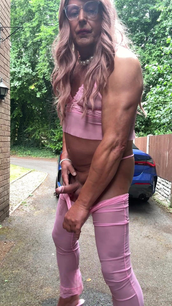 Kellycd2022: La sexy travestita kellycd2022 in abito rosa e tacchi