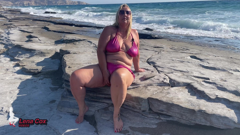 Lena Cox: Nimfomană în bikini se masturbează pe plajă - orgasme riscante cu ejaculare