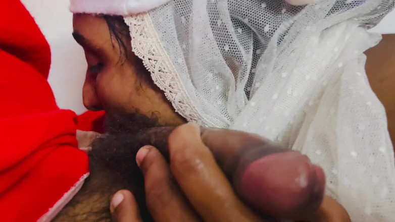 Immfuck: Müslüman tesettürlü Hintli kız ve Noel Baba noel özel gırtlağına kadar...