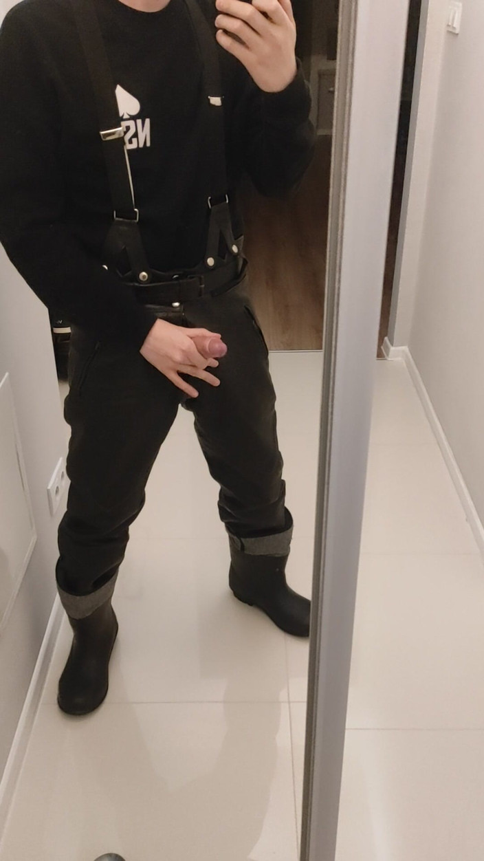 Gayfucker25: Gay muži z armády šukají. Jsem v gumových botách a kožených...